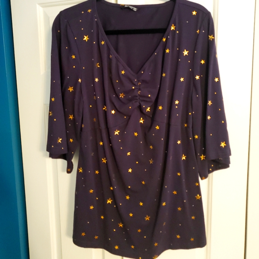 Long sleeved V-neck with gold star pattern